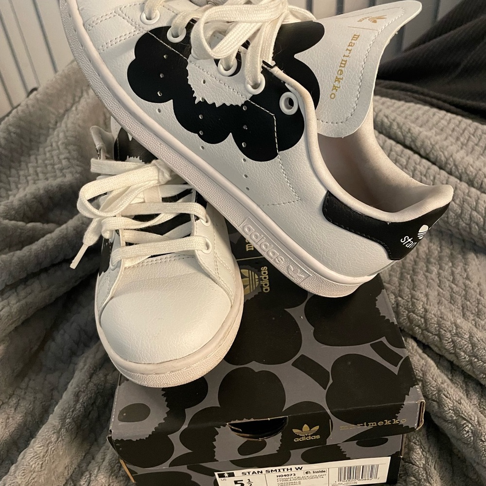 adidas Originals x Marimekko White Sneakers with Black Floral Print - Picture 3 of 10